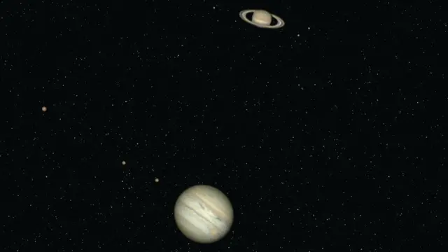 Jupiter et Saturne vus dans le ciel nocturne à travers un téléobjectif