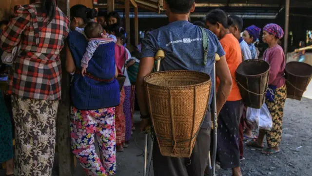 ဆန်ပြတ်လပ်နေတဲ့ ဝေကျိုင်ဒုက္ခသည်စခန်းမှာဆန်ဝေနေစဉ်