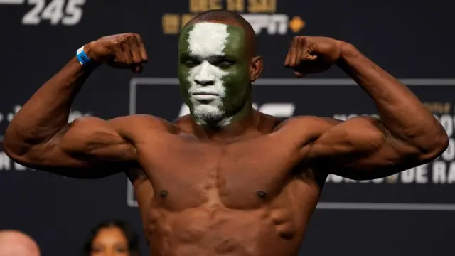 Kamaru Usman from Nigeria pose for scale during di UFC 245 weigh-ins