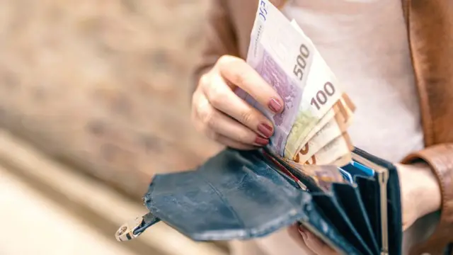 يتوقع محللون تدني قيمة الجنيه إلى قيمة اليورو