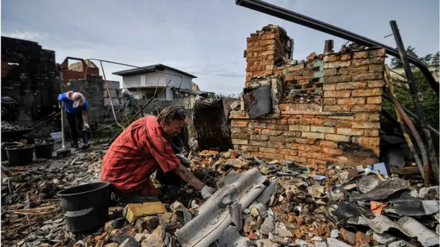 ধ্বংস বাড়িঘর