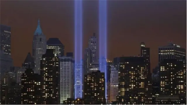 ওয়ার্ল্ড ট্রেড সেন্টারের টাওয়ার দুটির শূন্য স্থানে আলোর স্মারক স্তম্ভ