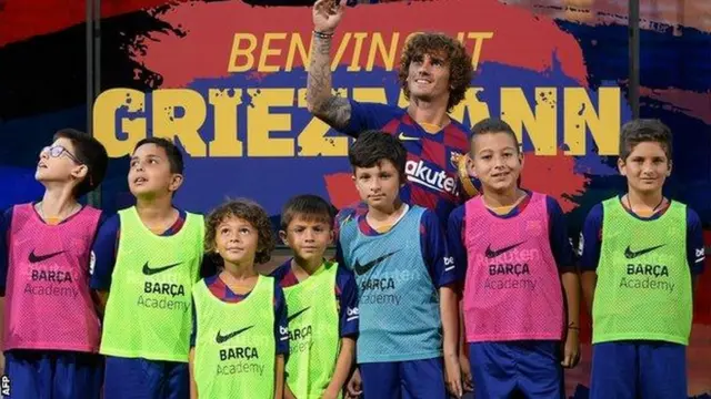 Griezmann ari kumwe n'abo mu ikipe y'abana ya Barcelone