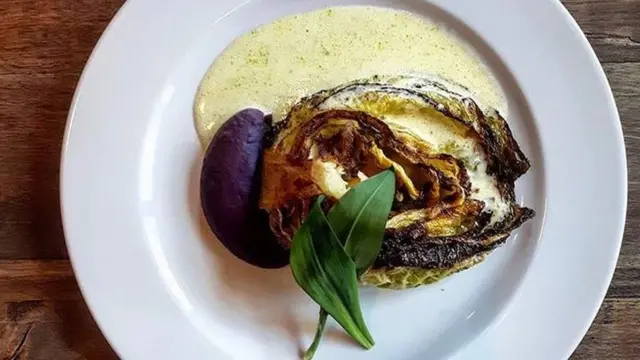 Кељ са пиреом од љубичастог батата и сосом од киселог купуса