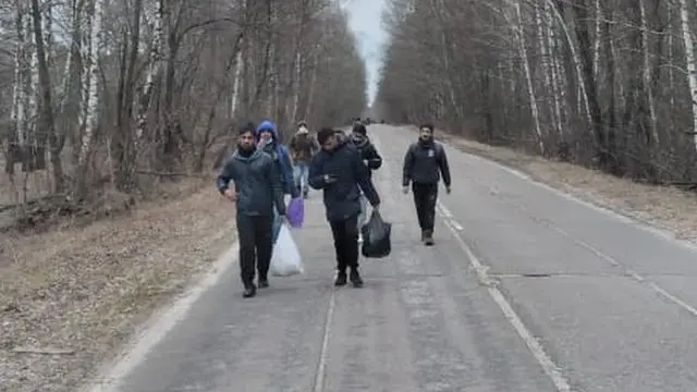 Refugiados afegãos caminham na Ucrânia