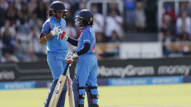 அரைச்சதம் எடுத்த பூனம் ராவத், ஹர்மன்ப்ரீத் கவுர்