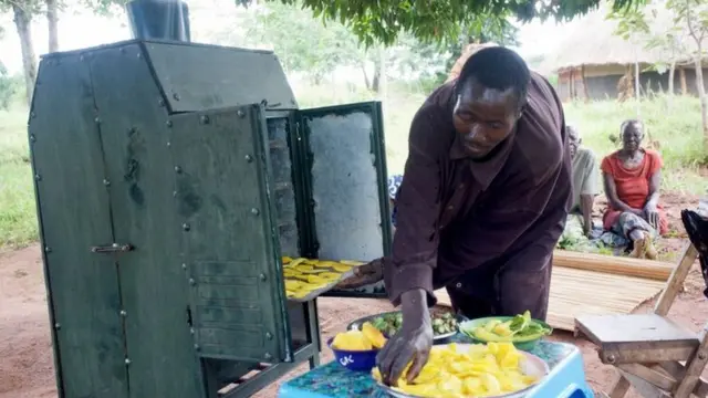 ወደ ማሽኑ የሚደርቅ ምግብ ሲጨመር