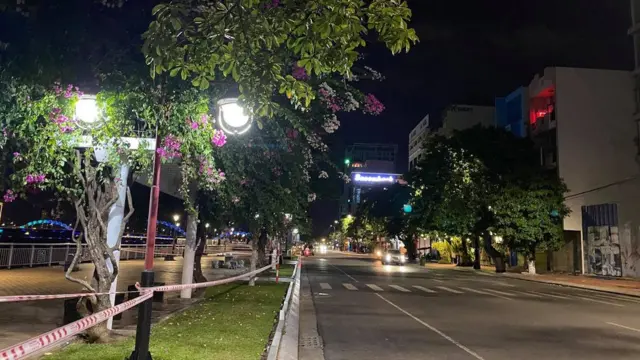 Một đoạn đường ở Đà Nẵng vắng người sau khi thành phố thực hiện giãn cách xã hội.