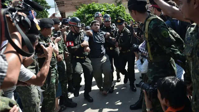 จ่านิวถูกควบคุมตัวที่สถานีรถไฟบ้านโป่ง จ.ราชบุรี