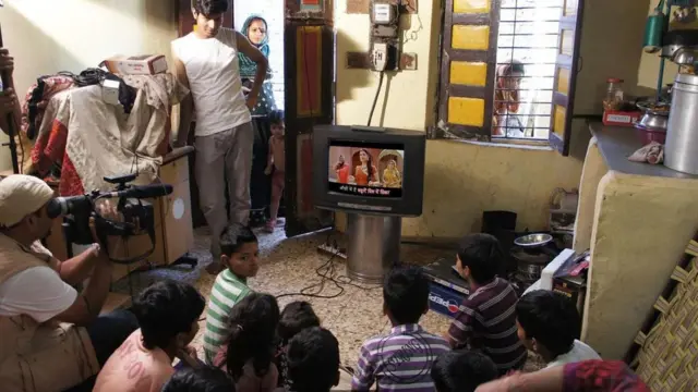 أطفال يشاهدون أغنية للممثلة الهندية الشهيرة "أيشواريا راي"، مصحوبة بالكلمات باللغة الهندية