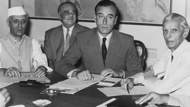 मोहम्मद अली जिन्ना और जवाहर लाल नेहरू के बीच लॉर्ड माउंटबेटन