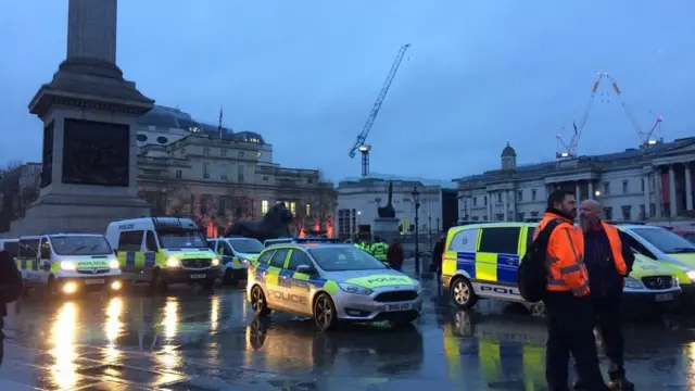 સ્ટેશન બહાર અધિકારીઓ