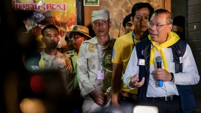 Le Gouverneur Narongsak Osottanakorn, chef de la cellule de crise, faisant face à la presse.