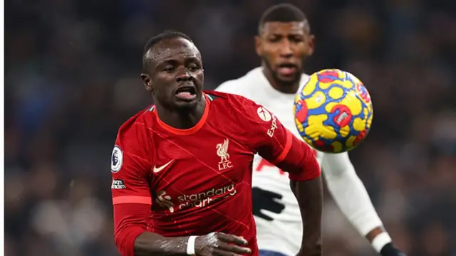 Sadio Mane wit di ball