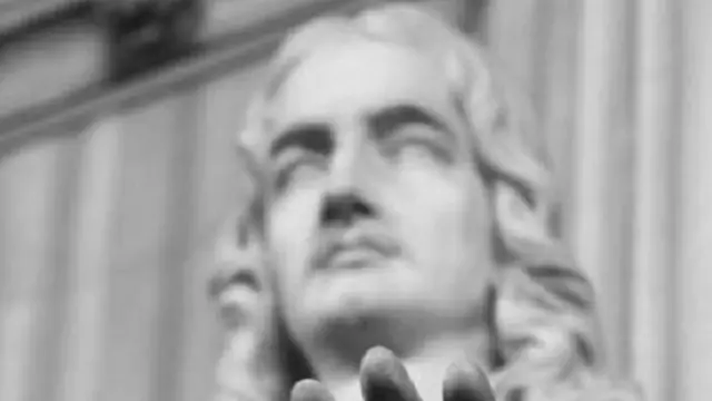 صورة أبيض وأسود لتمثال