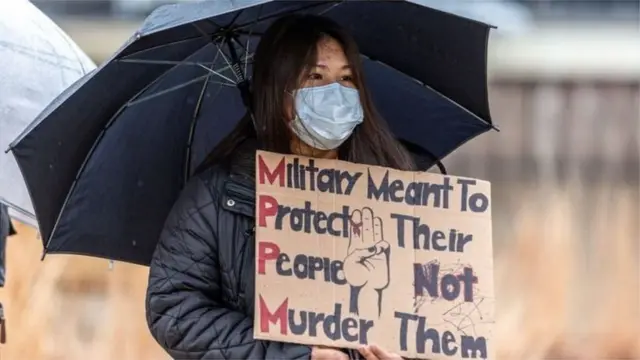 મ્યાનરમાં લોકો લોકશાહીની સ્થાપના કરવાની માગ કરી રહ્યાં છે.