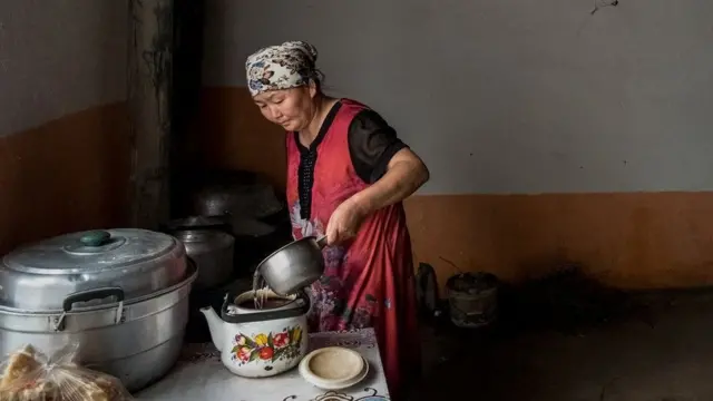Gülzira Auelkhan evde çay yapıyor, 18 ay kampta kalmış