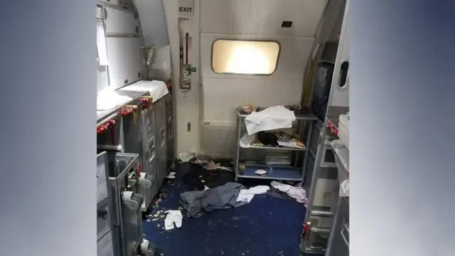 Así quedó la cabina del vuelo 129 en el que un pasajero intentó abrir la puerta de emergencia tras pelearse con dos azafatas y varios pasajeros.