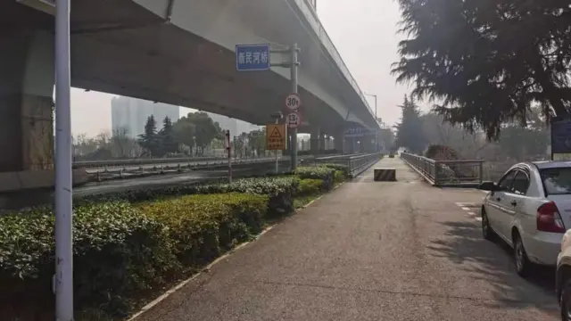 街上车辆稀少