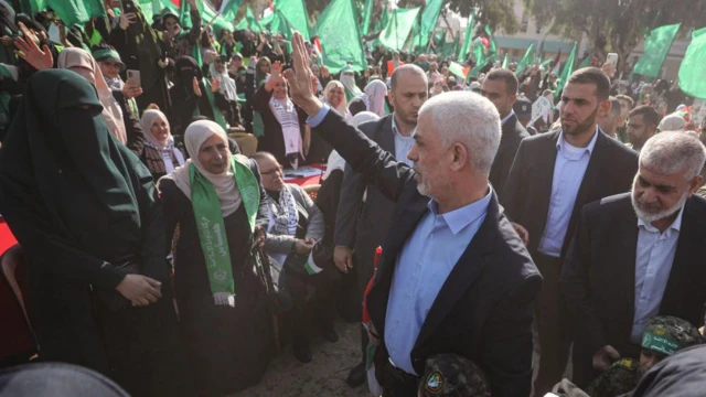 Palestinos participandoblazer game apostaevento que marcou o 35º aniversário do estabelecimento do Hamas na Cidadeblazer game apostaGaza,blazer game aposta14blazer game apostadezembroblazer game aposta2022, enquanto Sinwar acena para a multidão