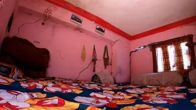 বাড়িতে বড় বড় ফাটল নিয়ে আতঙ্কে দিন কাটাচ্ছেন জোশীমঠের বাসিন্দারা