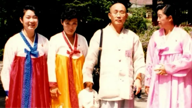 उत्तर कोरियन राहिवाशांसह दक्षिण कोरियन भिक्खू 