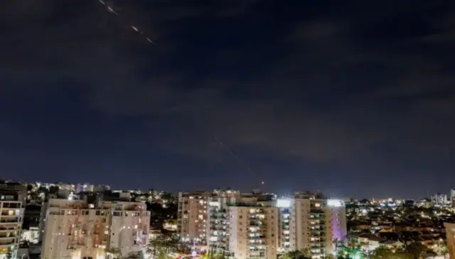 미국과 이란의 갈등이 고조되는 가운데 이스라엘 방공망이 날아오는 포탄을 요격하고 있다