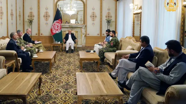آخرین تبادل نظر اشرف غنی، رئیس جمهوری مخلوع افغانستان با همکاران بینالمللی و افغاناش در ارگ ریاست جمهوری