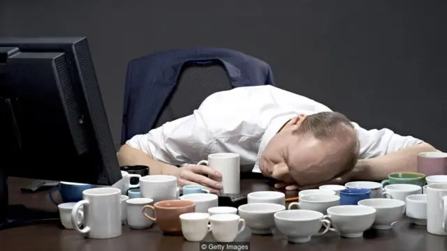 Masa başında uyuyan adam