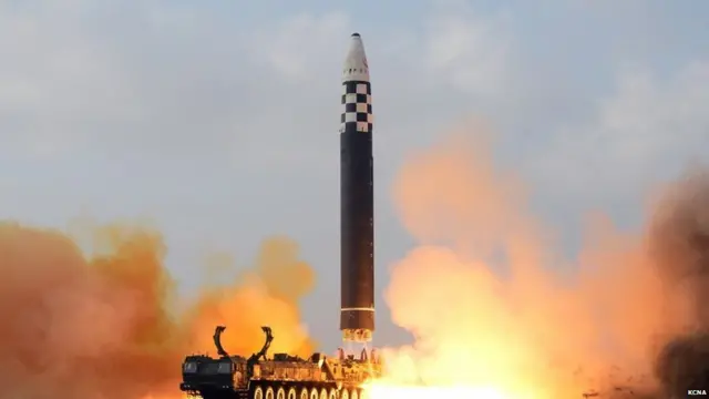 उत्तर कोरिया ने अपनी अब तक की सबसे ताक़तवर इंटरकॉन्टिनेंटल बैलिस्टिक मिसाइल (आईसीबीएम) का कामयाबी से परीक्षण किया.