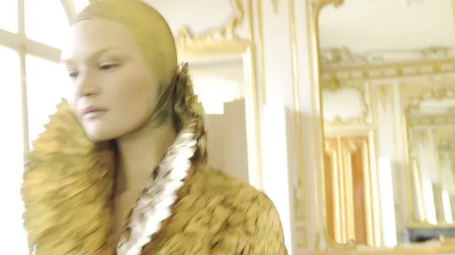 На думку пана Мура, Александр Макквін - один з найкращих "шоуменів подіуму". Модель на фото - з колекції осінь-зима 2010 року