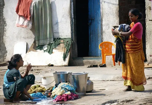 Mulher lavando roupas na Índia