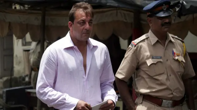 '৯৩র দাঙ্গার সময় অভিযুক্ত সঞ্জয় দত্ত বেরিয়ে আসছেন টাডা কোর্ট থেকে (ফাইল চিত্র)