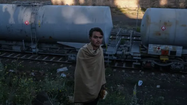 İran-Türkiye sınırını geçen genç bir Afgan