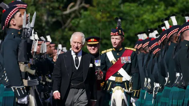 Raja Charles melakukan inspeksi Pasukan Kehormatan dalam upcara di Holyroodhouse, Edinburgh.