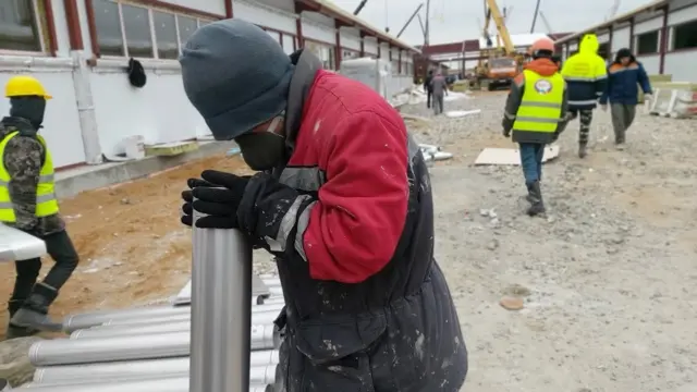 Март айынын ортосунда Москванын мэри Сергей Собянин коронавирус пандемиясына каршы даяр туруш үчүн Москванын чет жакасына атайын оорукана курдуруп баштаган