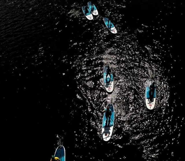 ব্রিগ ও’বালগোউনি এলাকার ডন নদীতে প্যাডলবোর্ডারদের এই ছবিটি তুলেছে অ্যালেক্স মিশেল