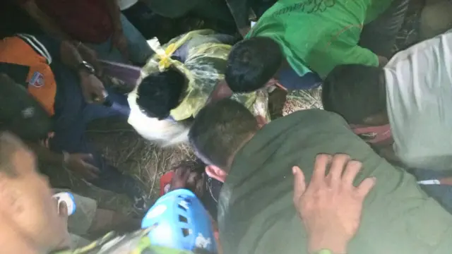 තුවාල ලැබූවන්ට ප්‍රතිකාර කරමින්