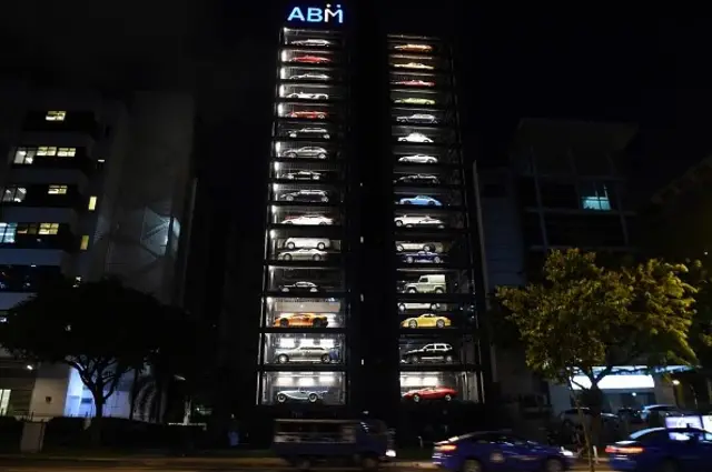 โชว์รูมรถยนต์หรูในสิงคโปร์ (แฟ้มภาพ)