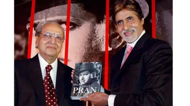 'अँड प्राण' या पुस्तकाच्या प्रकाशन सोहळ्याप्रसंगी अमिताभ बच्चन आणि प्राण