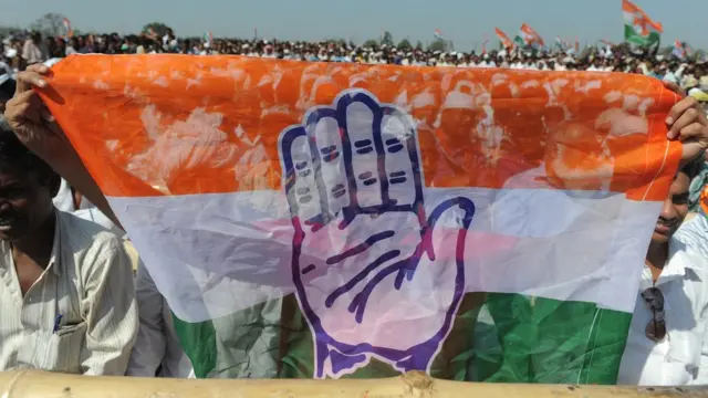 કોંગ્રેસની સભામાં કોંગ્રેસના ધ્વજ સાથે લોકો