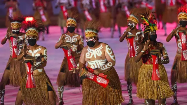 Penari membawakan tarian nusantara pada Upacara Penutupan Peparnas Papua di Stadion Mandala Jayapura, Papua, Sabtu (13/11/2021).