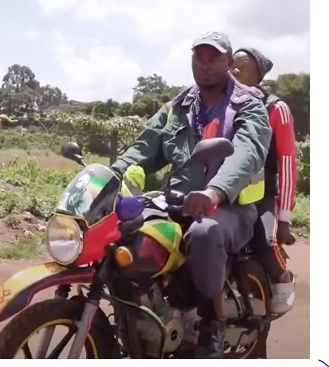 Kennedy Mwangi Wandera akiendesha pikipiki huku amembeba mtoto wake Jane Muthoni pamoja na mteja