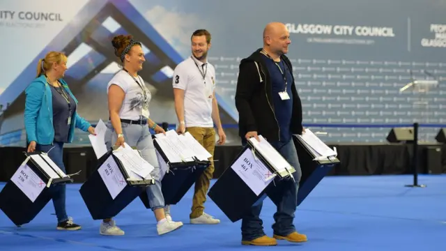 Encargados de llevar los votos al conteo.