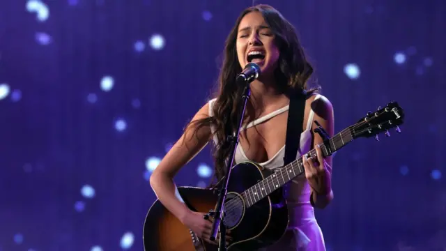 La cantante Olivia Rodrigo actuando durante la última ceremonia de los American Music Awards.