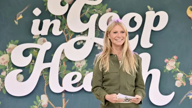 Gwyneth Paltrow sorri enquanto faz apresentação em evento