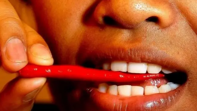 மிளகாய் சாப்பிடும் படம்