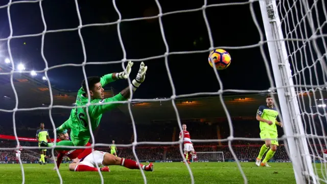 لالانا لحظة تسجيل هدف لليفربول