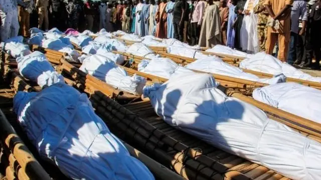 Би-би-си куни-кеча эълон қилган Нигерияда Боко Ҳарам исломий гуруҳи ўлдирган инсонларнинг жасади