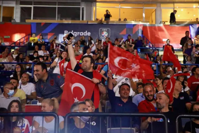 Belgrad'da maçı izleyen taraftarlar
